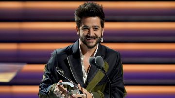 Camilo recibiendo el premio de  Pop Album of The Year de Univision en los Premio Lo Nuestro a la Música Latina  en el American Airlines Arena  en Miami, Florida | Getty Images, Rodrigo Varela