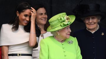 La reina Isabel II junto a Meghan, y Samantha Cohen en la ceremonia de New Mersey Gateway Bridge en Widnes Halton, Cheshire, Inglaterra | Getty Images, Jeff J Mitchell