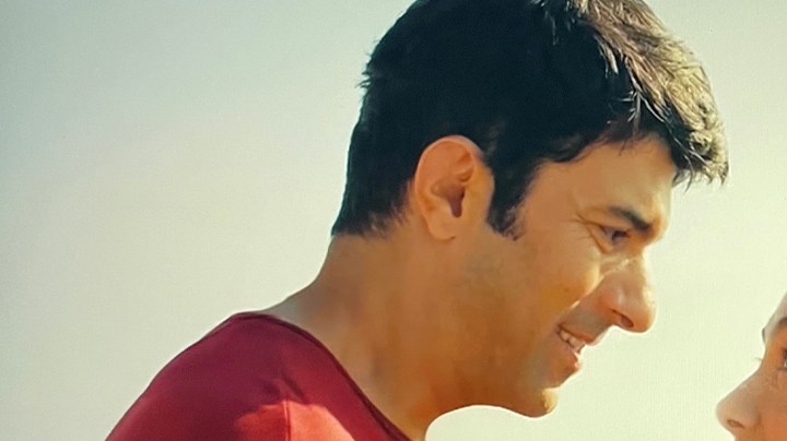 Engin Akyürek (Sancar) y Nare (Neslihan Atagül)