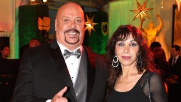 Enrique "Perro" Bermúdez con su esposa en los Premios Univision Deportes | Mezcalent