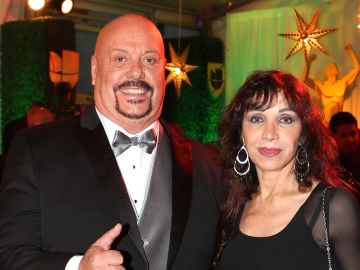 Enrique "Perro" Bermúdez con su esposa en los Premios Univision Deportes | Mezcalent