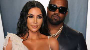 Kanye West fue descubierto usando aún su anillo de casado
