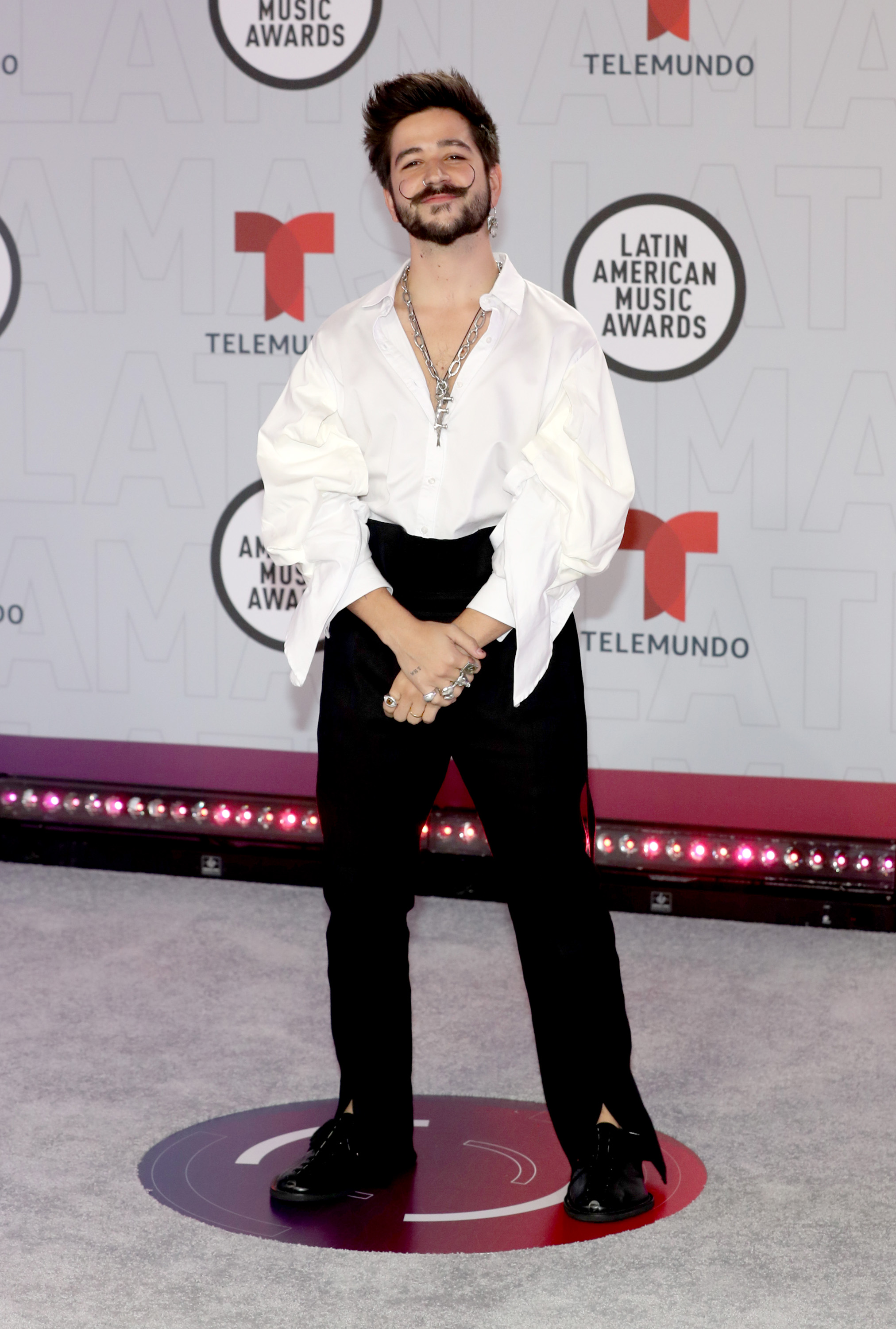 Camilo en los Latin AMAs 2021