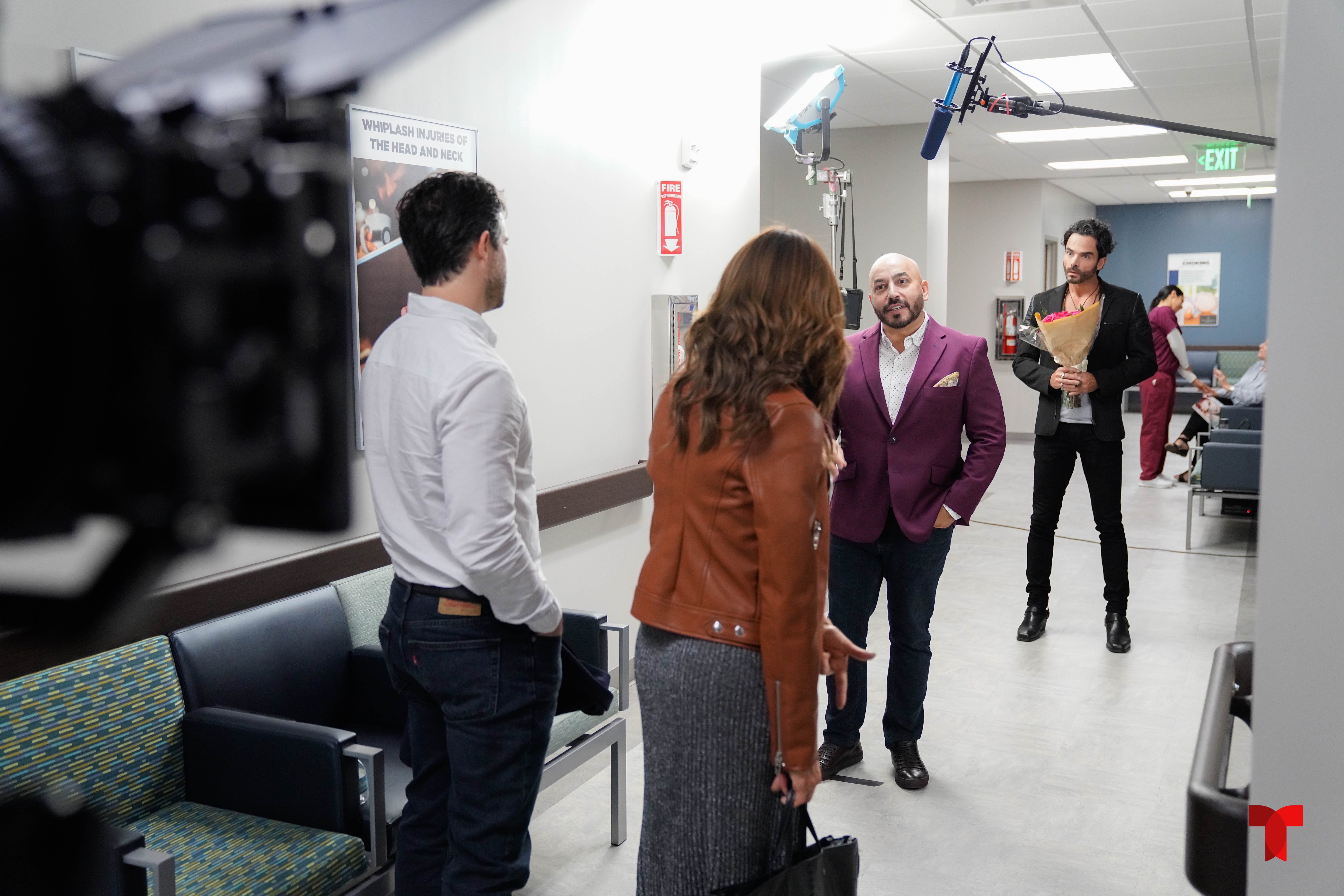 Lupillo Rivera grabando una escena para 'La Suerte de Loli'