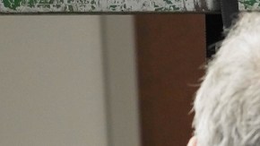 Lupillo Rivera recibiendo indicaciones en 'La Suerte de Loli'