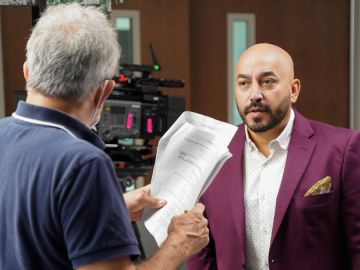 Lupillo Rivera recibiendo indicaciones en 'La Suerte de Loli'
