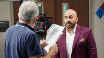 Lupillo Rivera recibiendo indicaciones en 'La Suerte de Loli'