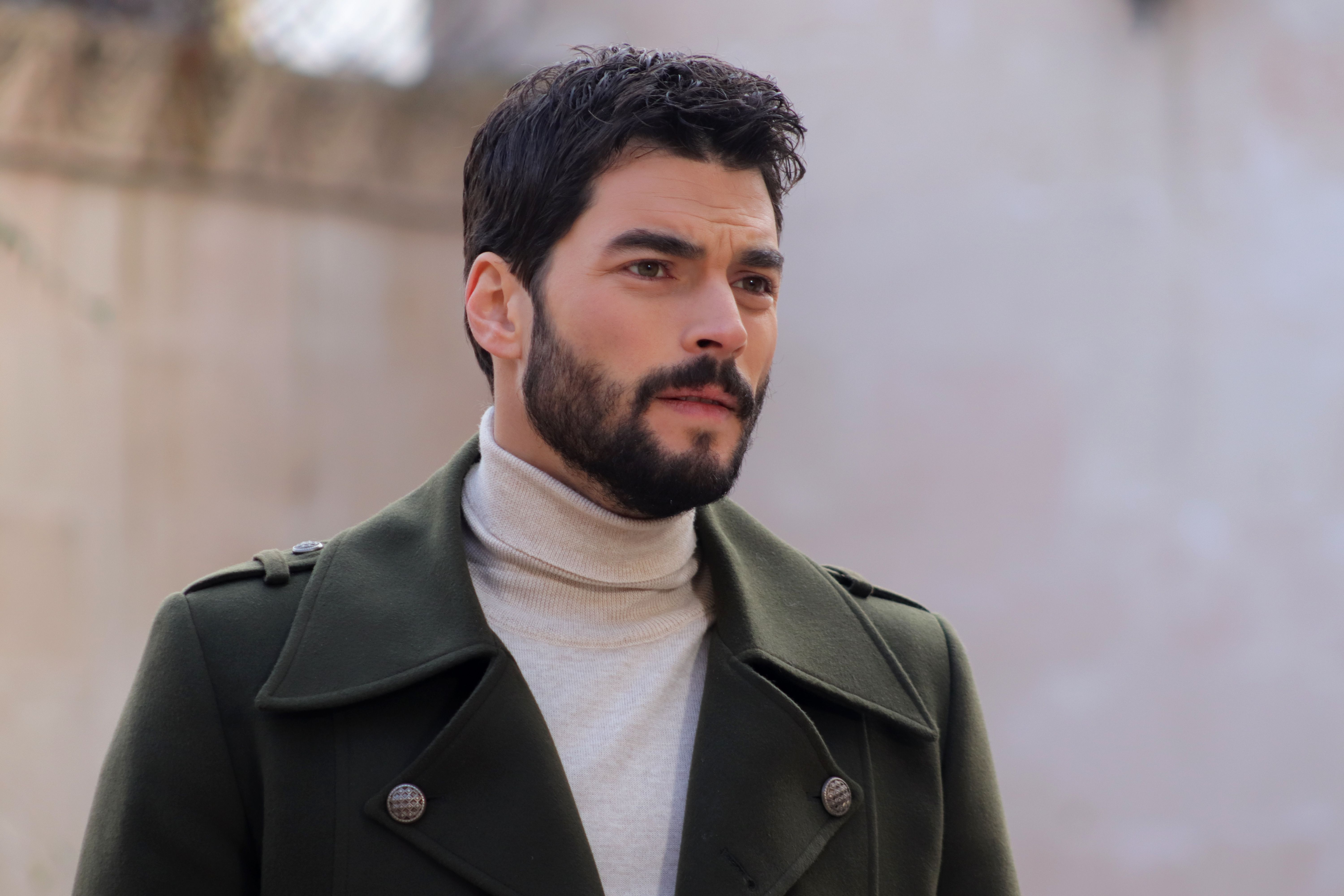 Akin Akinözü es el galán de "Hercai: Amor y Venganza"