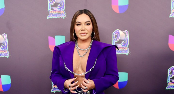 Chiquis Rivera en alfombra roja de Premios Juventud | Mezcalent