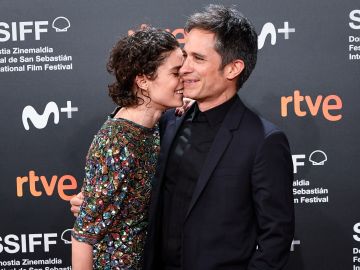 Gael García junto a Fernanda Aragonés en alfombra roja de Sebastian Film Festival | Carlos Alvarez/Getty Images