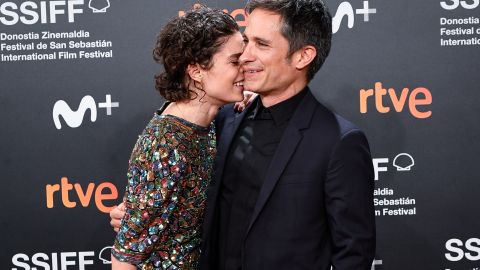 Gael García junto a Fernanda Aragonés en alfombra roja de Sebastian Film Festival | Carlos Alvarez/Getty Images