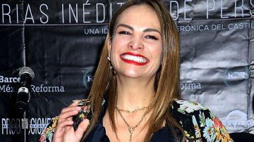 Fabiola Campomanes en alfombra roja de la obra de teatro Invencible | Mezcalent