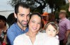 Adamari López y Toni Costa junto a su hija, Alaïa | Mezcalent