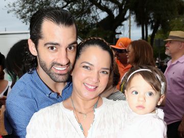 Adamari López y Toni Costa junto a su hija, Alaïa | Mezcalent
