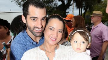 Adamari López y Toni Costa junto a su hija, Alaïa | Mezcalent