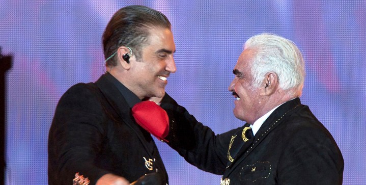 Alejandro Fernández cantando junto a su padre, Vicente Fernández | Mezcalent