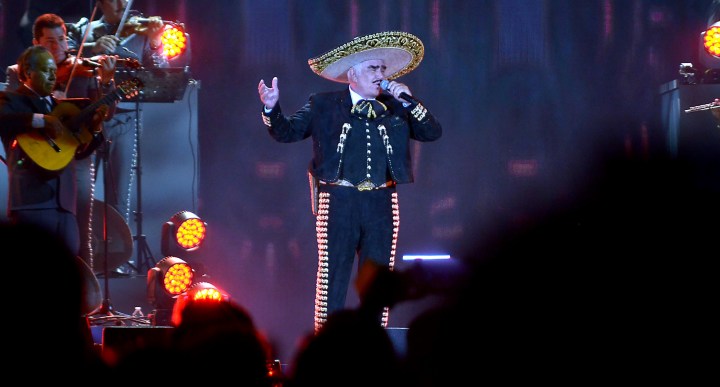 Vicente Fernández en su despedida del 2016 | Mezcalent