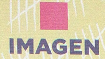 Juan Pablo Medina en la alfombra roja de "Casi una gran estafa" | Mezcalent