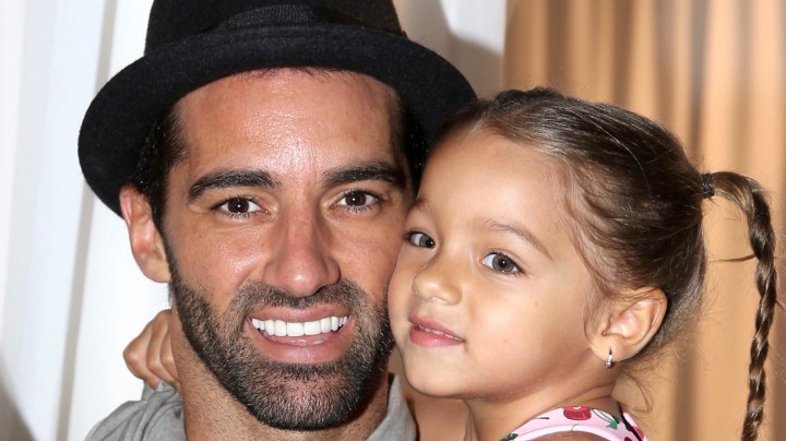 Toni Costa junto a su hija Alaïa | Mezcalent