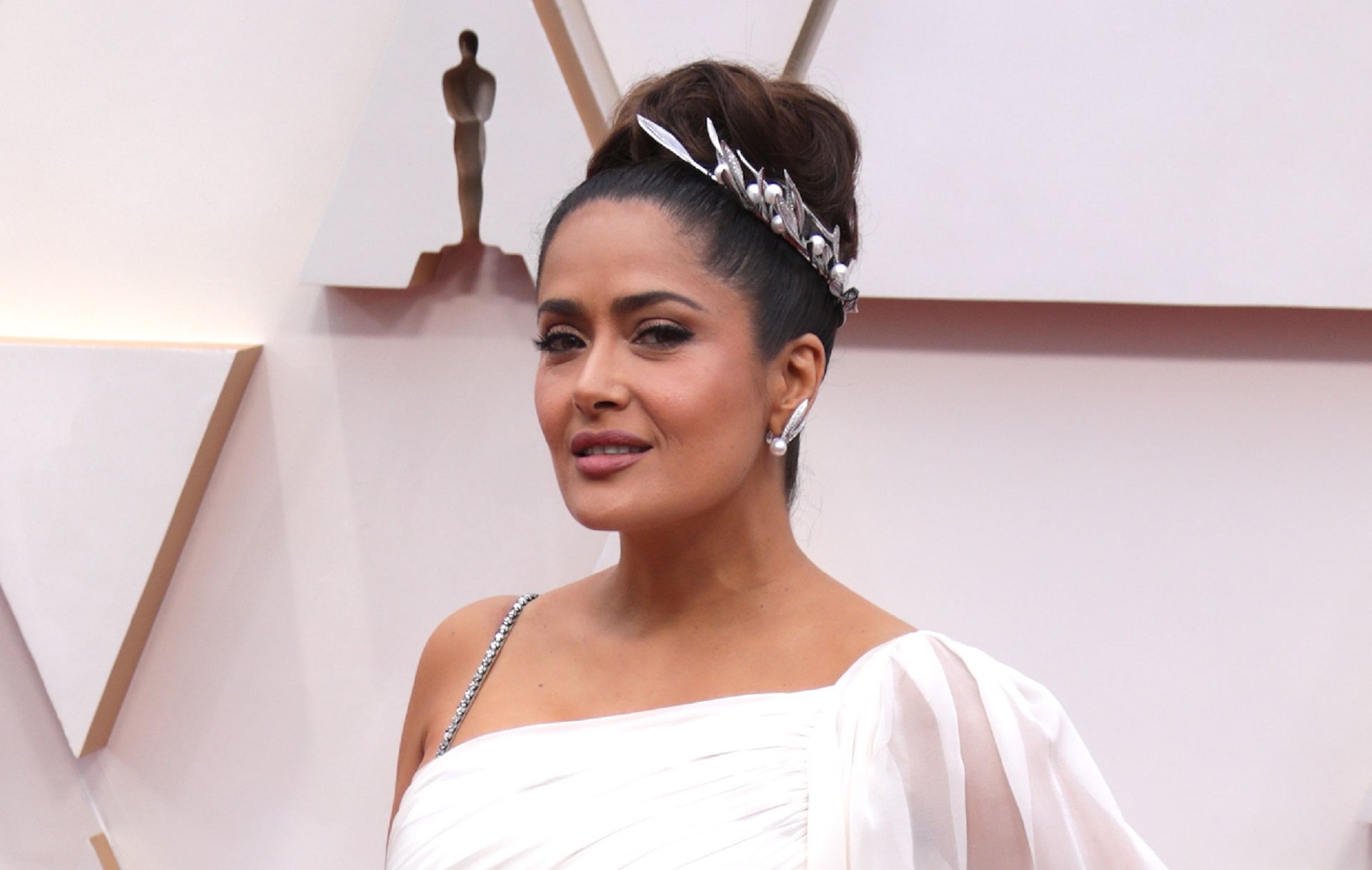 Salma Hayek Se Subió En Una Mesa Para Presumir Su Abdomen De Acero Y Voluptuosa Retaguardia En 