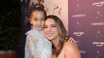 Adamari López y Alaïa en el estreno de Cinderella | Mezcalent