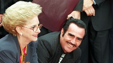 Doña Cuquita y Vicente Fernández | HECTOR MATA/AFP via Getty Images