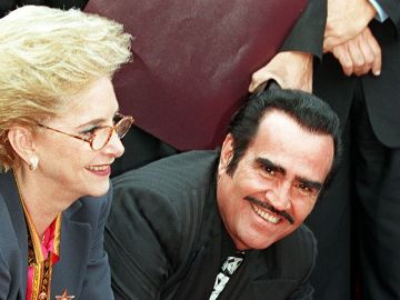 Doña Cuquita y Vicente Fernández | HECTOR MATA/AFP via Getty Images