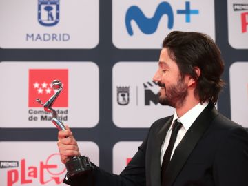 Diego Luna con su Premio Latino | Mezcalent