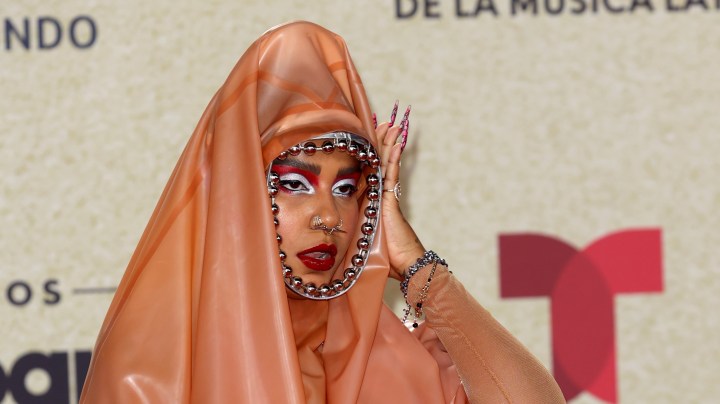 La rapera dominicana defendió el sencillo 'Perra' | CORAL GABLES, FLORIDA - SEPTEMBER 23: Tokischa attends the 2021 Billboard Latin Music Awards at Watsco Center on September 23, 2021 in Coral Gables, Florida. (Photo by Rodrigo Varela/Getty Images)