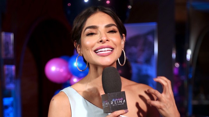 Alejandra Espinoza en el estreno de "La Reina de La Canción" | Mezcalent