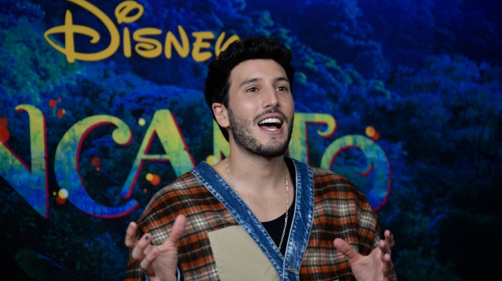 Sebastián Yatra en el estreno de la película El cantante colombiano Sebastián Yatra vivió uno de los momentos “más emotivos de su vida” al celebrar junto a su madre y en primera fila el estreno de la película ‘Encanto’ | Guillermo Legaria/Getty Images
