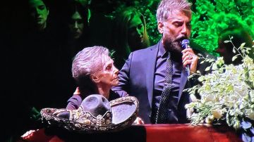 Alejandro Fernández y su madre en funeral de Vicente Fernández | Mezcalent
