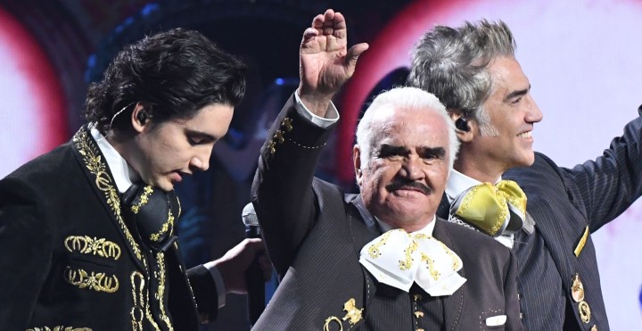 Alex Fernández junto a Vicente Fernández en concierto | VALERIE MACON/AFP via Getty Images