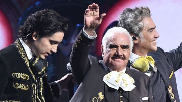 Alex Fernández junto a Vicente Fernández en concierto | VALERIE MACON/AFP via Getty Images