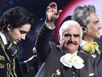 Alex Fernández junto a Vicente Fernández en concierto | VALERIE MACON/AFP via Getty Images