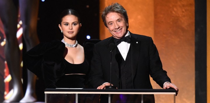 Selena Gómez junto Martin Short | (Photo by Patrick T. FALLON / AFP) (Photo by PATRICK T. FALLON/AFP via Getty Images)