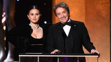 Selena Gómez junto Martin Short | (Photo by Patrick T. FALLON / AFP) (Photo by PATRICK T. FALLON/AFP via Getty Images)