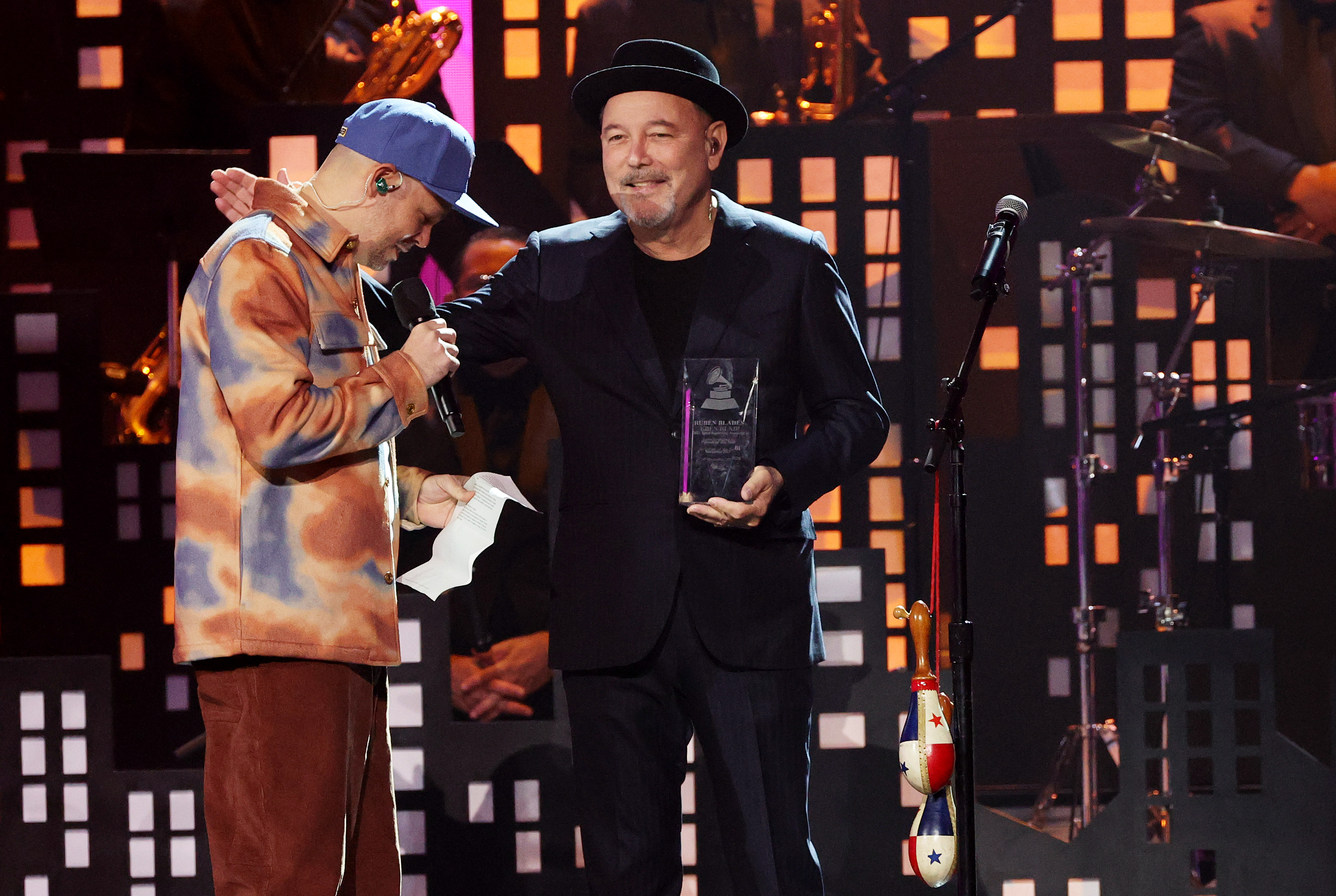 Ruben Blades acepta el premio Persona del Año en los Latin Grammy 2021 de la mano de Residente