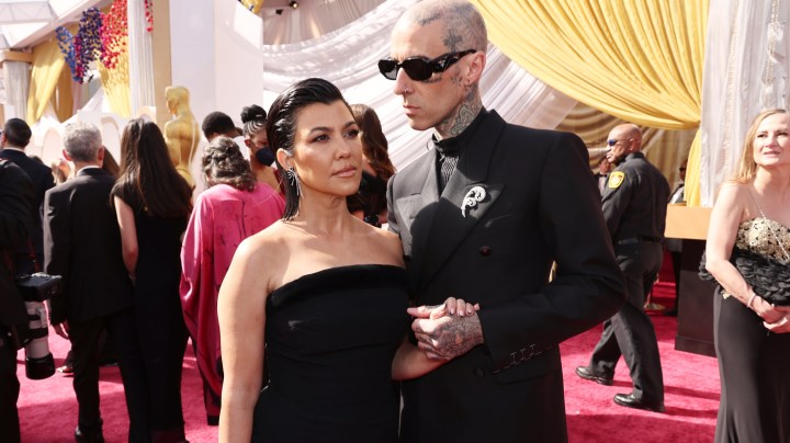 Kourtney Kardashian y prometido Travis Barker en el 94 aniversario de los premios de la Academia | (Photo by Emma McIntyre/Getty Images)