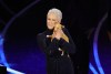 Jamie Lee Curtis sostiene a un perrito abandonado en los Premios Oscar 2022