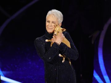 Jamie Lee Curtis sostiene a un perrito abandonado en los Premios Oscar 2022