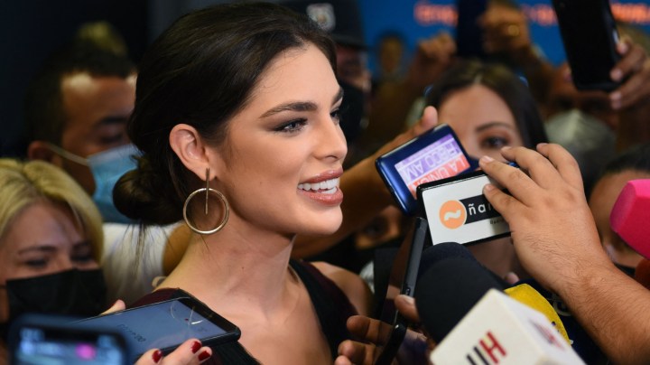 Nadia Ferreira, Miss Paraguay, en su recibimiento tras el Miss Universo 2022
