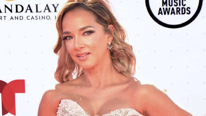 Adamari López en la alfombra roja de los Latin AMAs 2022