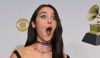 Olivia Rodrigo en el momento en que se cayó uno de sus Grammys