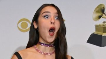 Olivia Rodrigo en el momento en que se cayó uno de sus Grammys