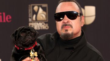 Pepe Aguilar siempre está con su perro 'Gordo' | (Photo by Rodrigo Varela/Getty Images)