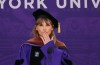 Taylor Swift se graduó en la NYU | (Photo by Dia Dipasupil/Getty Images)