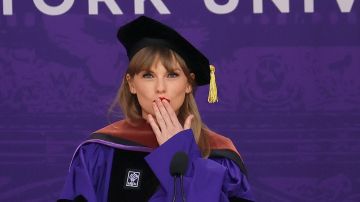 Taylor Swift se graduó en la NYU | (Photo by Dia Dipasupil/Getty Images)