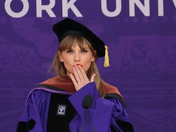 Taylor Swift se graduó en la NYU | (Photo by Dia Dipasupil/Getty Images)