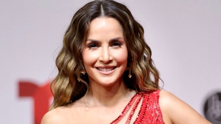 Carmen Villalobos en la alfombra roja de los Premios Tu Música Urbano 2022.